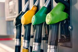 Giá xăng dầu hôm nay 30/8: Thế giới tiếp đà đi xuống