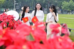 Thiếu nữ diện áo dài 'check-in' Quảng trường Ba Đình dịp 2/9