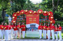 Người dân hào hứng check-in ở phố Kim Mã