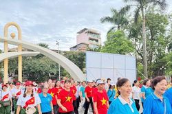 Phường Bạch Mai sôi nổi hưởng ứng ngày hội đi bộ 'Cùng Việt Nam tiến bước' năm 2026
