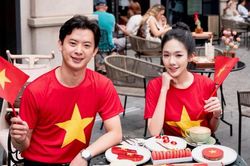 Du kh&aacute;ch đến B&agrave; N&agrave; th&iacute;ch th&uacute; với b&aacute;nh Eric Kayser lấy cảm hứng từ cờ đỏ sao v&agrave;ng