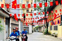 Phường Hoàng Mai rực rỡ công trình Sắc cờ Tổ quốc và chung tay làm sạch phố phường