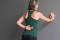 4 bài tập dựa tường giúp cánh tay săn chắc sau tuổi 60