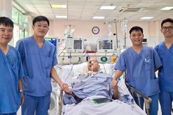 Cứu sống nam thanh niên 25 tuổi mắc bệnh tự miễn, suy đa cơ quan nặng