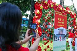 Phố Kim M&atilde; th&agrave;nh điểm check-in rực rỡ dịp Quốc kh&aacute;nh