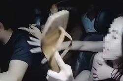 Triệu tập nh&oacute;m h&agrave;nh kh&aacute;ch lăng mạ, h&agrave;nh hung t&agrave;i xế taxi trong đ&ecirc;m