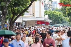 Hà Nội: Hồ Gươm, Hỏa Lò tấp nập người tham quan dịp 2/9