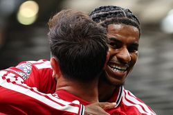 Rashford đang tự cứu m&igrave;nh tại MU