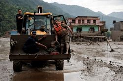 10 phút sinh tử cứu 900 học sinh thoát chết trong dòng lũ ở Nepal