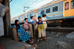 Jakarta di tản những khu nhà ven đường tàu