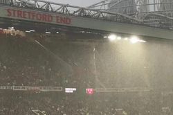 'Thác nước' lại xuất hiện ở Old Trafford khiến CĐV MU ngán ngẩm