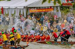Vì sao hai đội thuyền bơi ở xã Lệ Thuỷ bị xử lý kỷ luật?