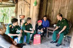 Điện Biên: Thăm, tặng quà mẹ liệt sĩ Thào A Lang dịp Quốc khánh 2.9