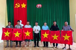 1.000 lá cờ Tổ quốc đến với người dân nơi địa đầu Lũng Cú