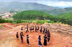 Trao cồng chiêng, trao niềm tin giữ gìn di sản