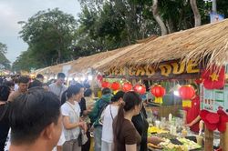 Đông đảo người dân đến với lễ ẩm thực Tây Đô dịp lễ