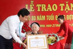 14.654 đảng viên tỉnh Phú Thọ được trao Huy hiệu Đảng dịp 2/9