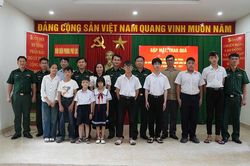 Ấm áp chương trình 'Nâng bước em tới trường - Con nuôi biên phòng'