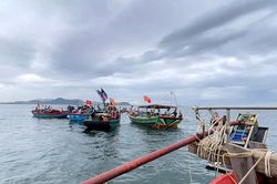 Cứu 2 tàu cá cùng 4 ngư dân gặp nạn