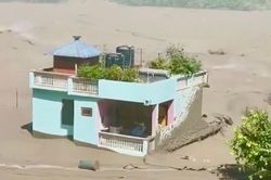 'Sự sống sót kỳ diệu' của một ngôi nhà màu xanh giữa trận lũ lụt Nepal