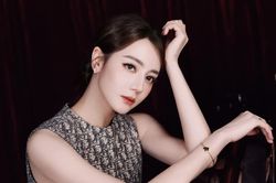 Dáng vẻ nghệ sĩ piano của Địch Lệ Nhiệt Ba khiến cõi mạng 'mê đắm'