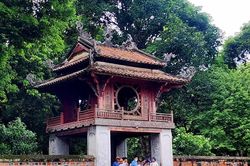 Dịp lễ Quốc khánh, du khách nườm nượp đến Văn Miếu - Quốc Tử Giám