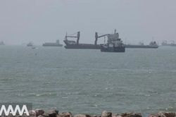 Siêu tàu chở dầu trúng thủy lôi, bốc cháy ở eo biển Hormuz
