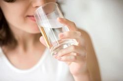 Khát nước về đêm do thiếu nước hay dấu hiệu cảnh báo bệnh lý?
