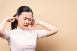 Tác hại không ngờ từ thói quen ngoáy tai