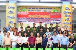 Trao 195 phần quà cho người khiếm thị và học sinh khó khăn ở An Giang