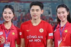 Thí sinh Hoa hậu Việt Nam cùng Quang Hải, Đình Bắc mừng nhà vô địch
