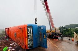 Lật xe khách trên đường tránh Gia Lai, nhiều người thương vong