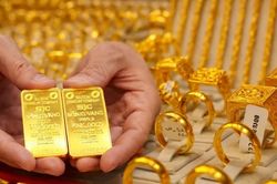 Giá vàng thế giới tiếp tục giảm, trong nước đứng im