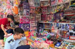 Thị trường hàng hóa Trung thu: Hà Nội tiêu hủy hàng nghìn sản phẩm bánh kẹo, đồ chơi '3 không'