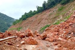 Đá 'khủng' lăn trên núi chắn ngang đường độc đạo