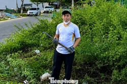 Chàng trai nghiện… dọn rác