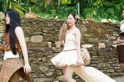 Sinh viên Duy Tân 'nâng tầm' mo cau thành thời trang cao cấp