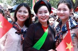 Liền anh, liền chị hòa câu quan họ cùng người đẹp Hoa hậu Việt Nam