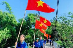 Tuổi trẻ yêu Tổ quốc bằng tuyến đường phủ đỏ, hành động xanh