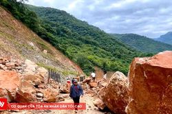 Nghệ An: Đá lớn từ núi lăn xuống chắn ngang tỉnh lộ