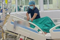 Bé gái 14 tuổi nguy kịch, phải lọc máu liên tục vì vết đốt