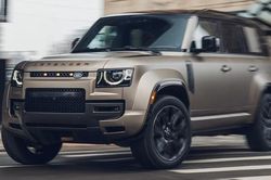 Land Rover Defender thế hệ mới lùi tới năm 2030 do xe đang bán quá chạy