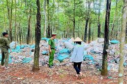 Phát hiện gần 10 tấn chất thải công nghiệp đổ trái phép trong rừng cao su