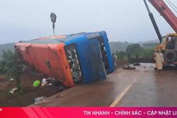 Lật xe khách giường nằm khiến nhiều người thương vong