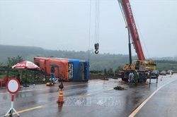 Lật xe khách, một người chết nhiều người bị thương