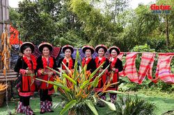 Người dân nô nức vui chơi tại Làng Văn hóa dịp nghỉ lễ 2/9