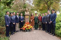 Dâng hoa tưởng niệm Chủ tịch Hồ Chí Minh tại Pháp