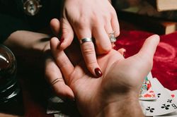 Cảnh giác thủ đoạn dụ dỗ 'giải hạn', 'gọi vong' để lừa đảo
