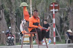 Những người thầm lặng 'canh giữ' nơi biển cả: 'Lá chắn' an toàn cho du khách