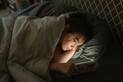 Lướt mạng xã hội vượt quá mức thời gian này mỗi ngày gây nguy cơ trầm cảm nặng